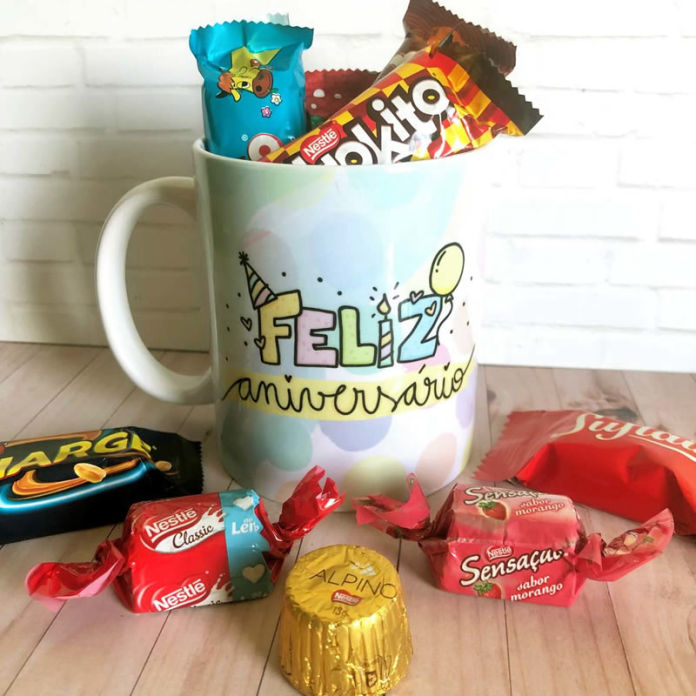 CANECAS DE PORCELANA BRANCA PERSONALIZADAS COM BOMBONS